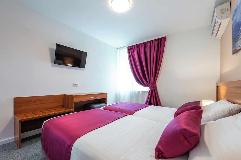 Hotel Komodor 27/63