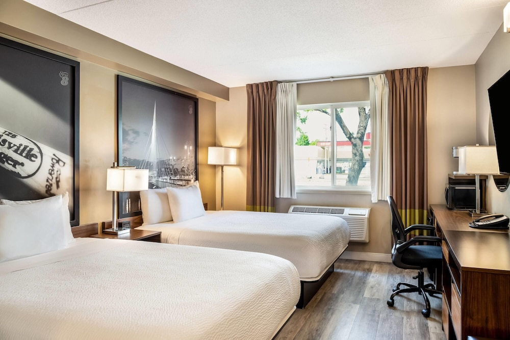 غرفة بسريرين كوين يُسمح فيها بالحيوانات الأليفة، Super 8 by Wyndham Winnipeg West 2/8