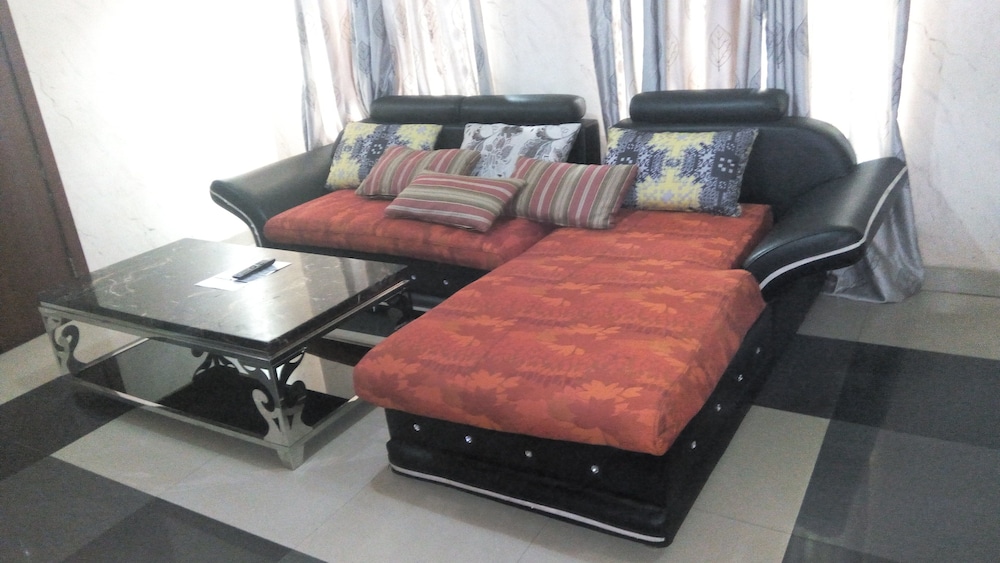 Vic James Apartments 13/15