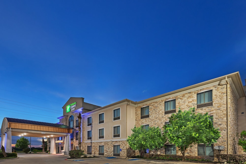 Holiday Inn Express Hotel Suites Hutto 8/72