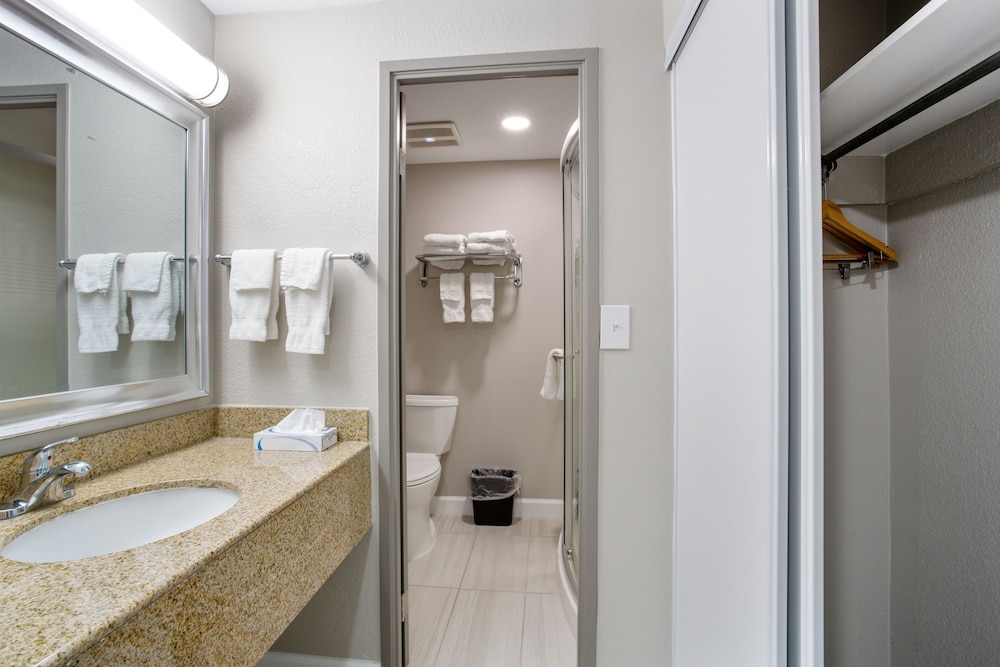 Orangewood Inn & Suites Kansas City Airport 11/37