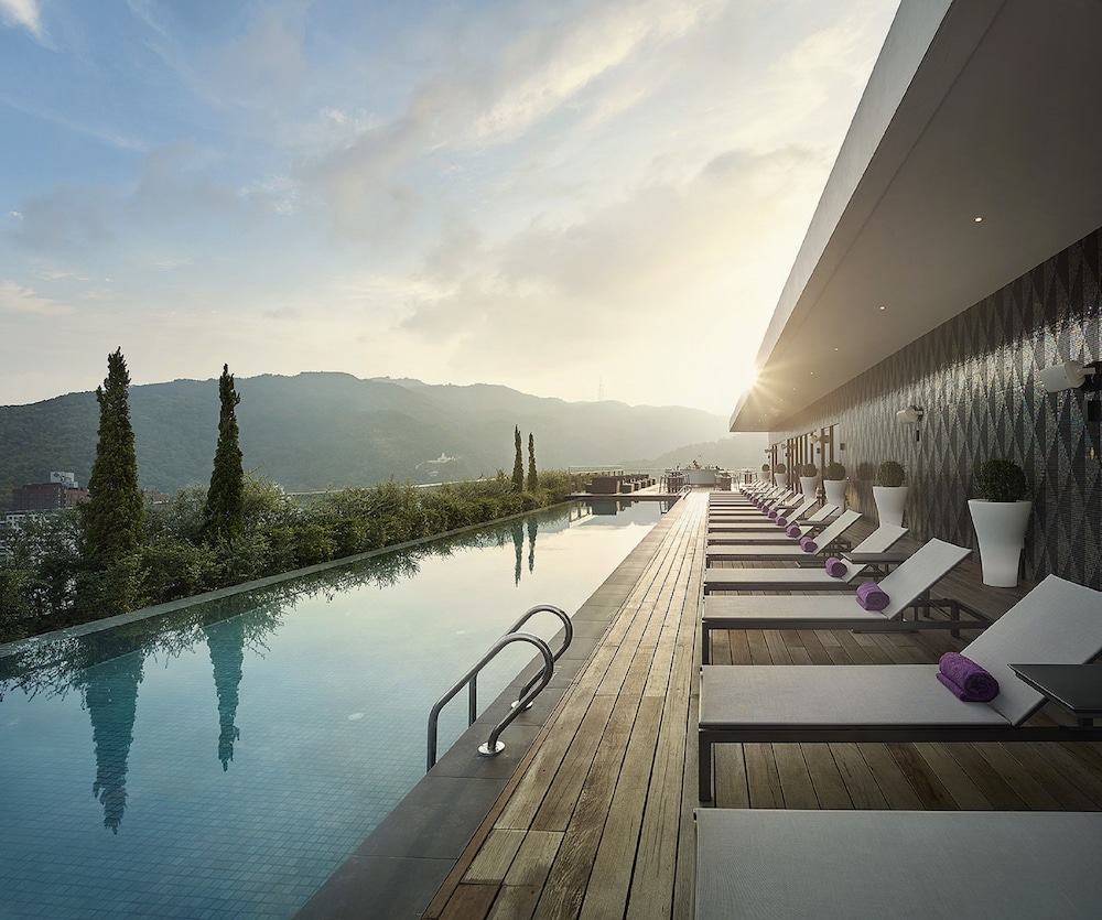 G Hotel Kelawai 43/45