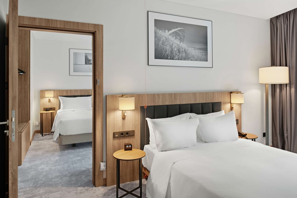 Connecting, Family, King Bed