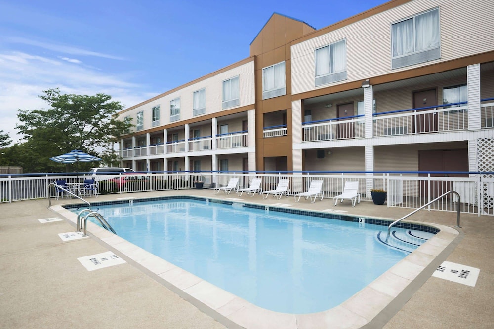 Howard Johnson By Wyndham Romulus Detroit Metro Airport 5/24