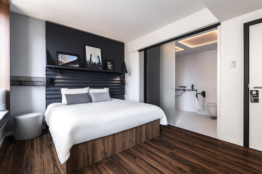 ROOM, QUEEN BED, ACCESSIBLE