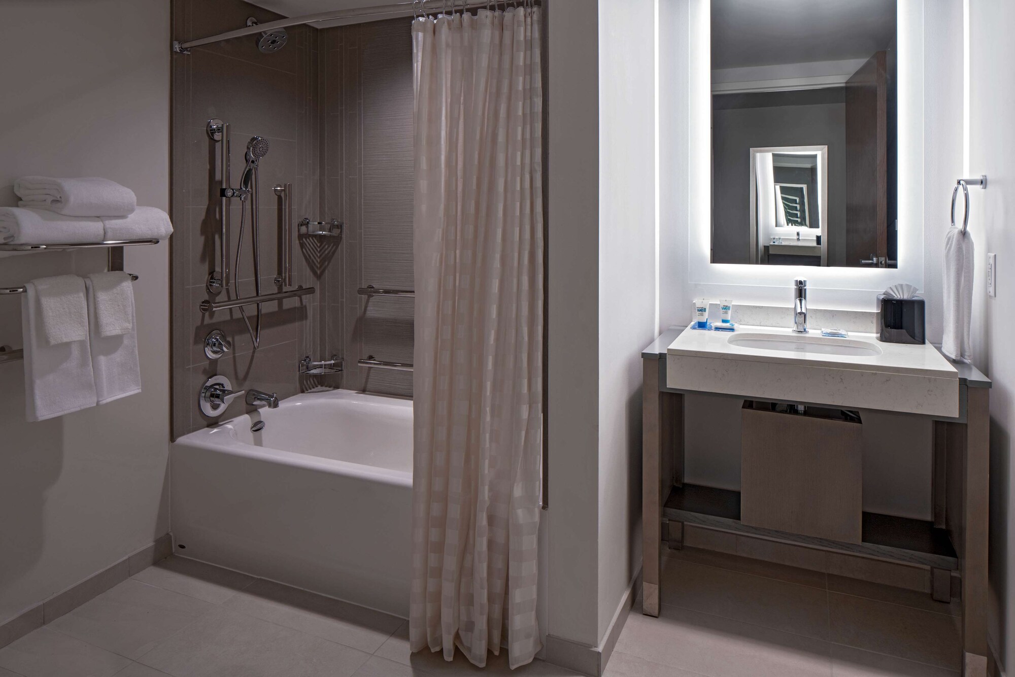 غرفة بسريرين كوين لذوي الإعاقة
