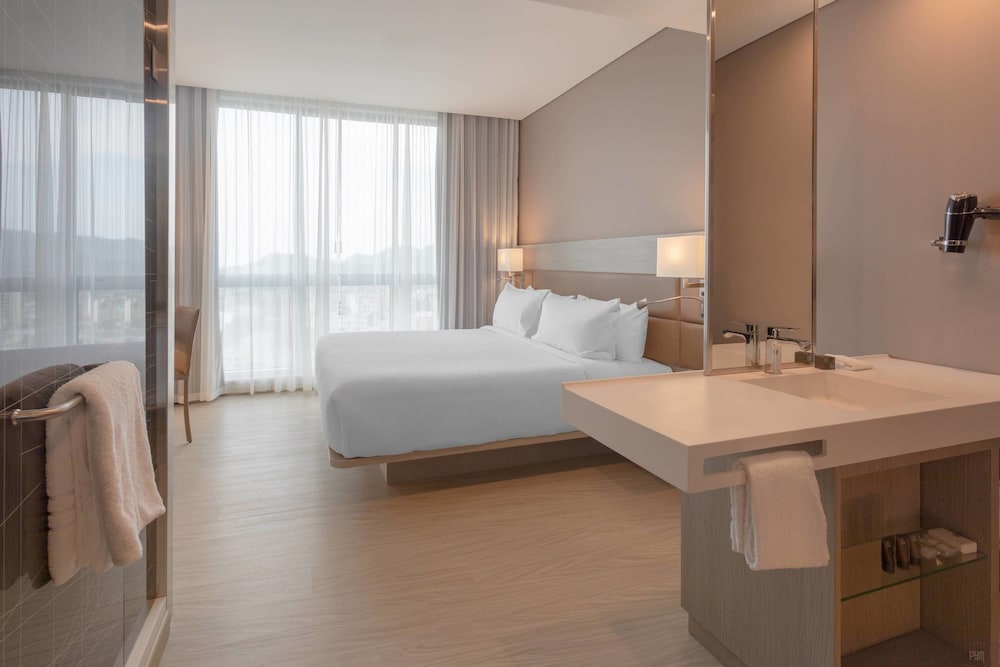 AC Hotel by Marriott Santa Marta 17/65
