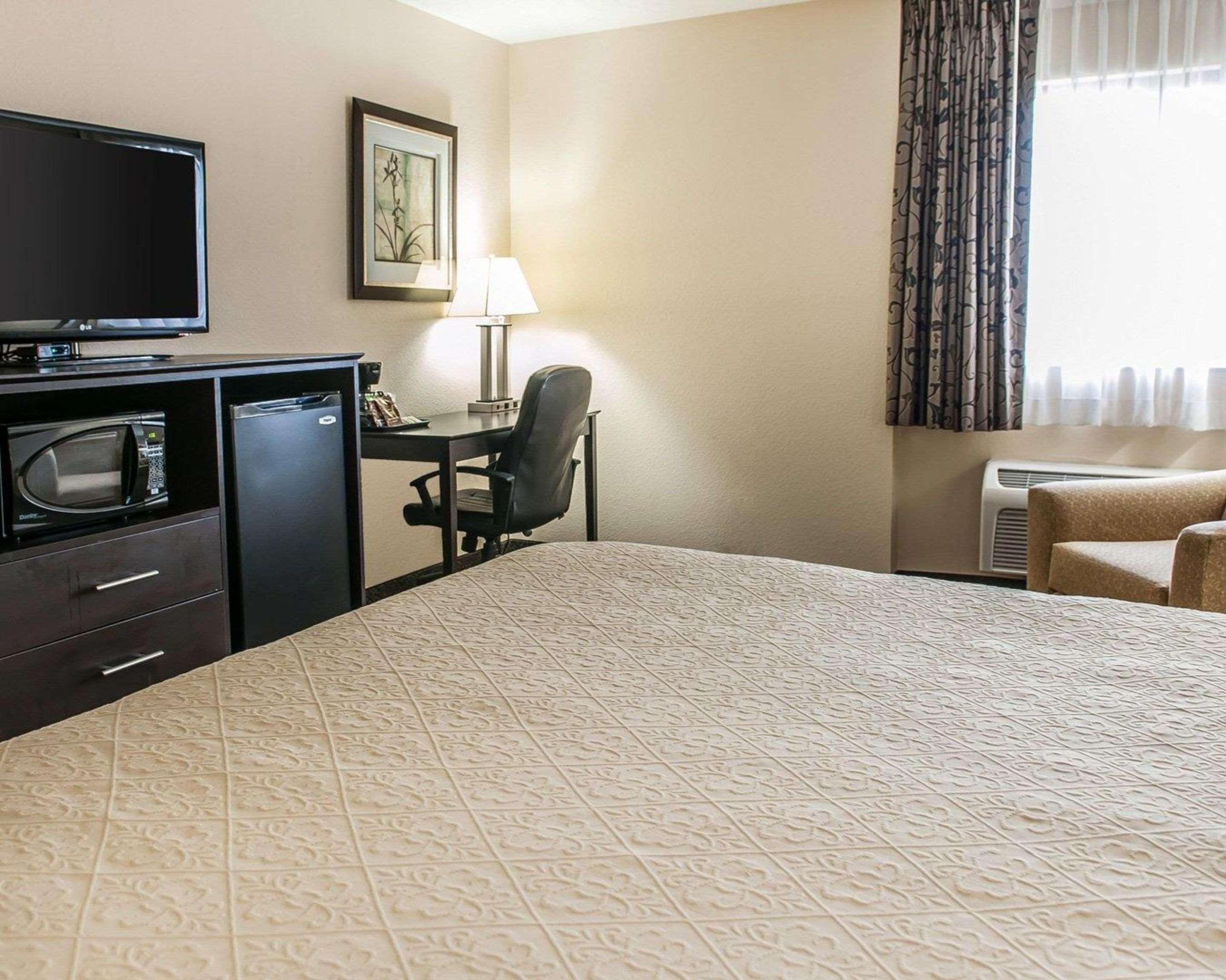 غرفة بسرير كينج، Quality Inn Suites Mattoon 2/4