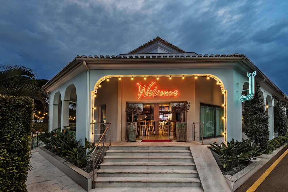 The Magnolia Hotel 2/59