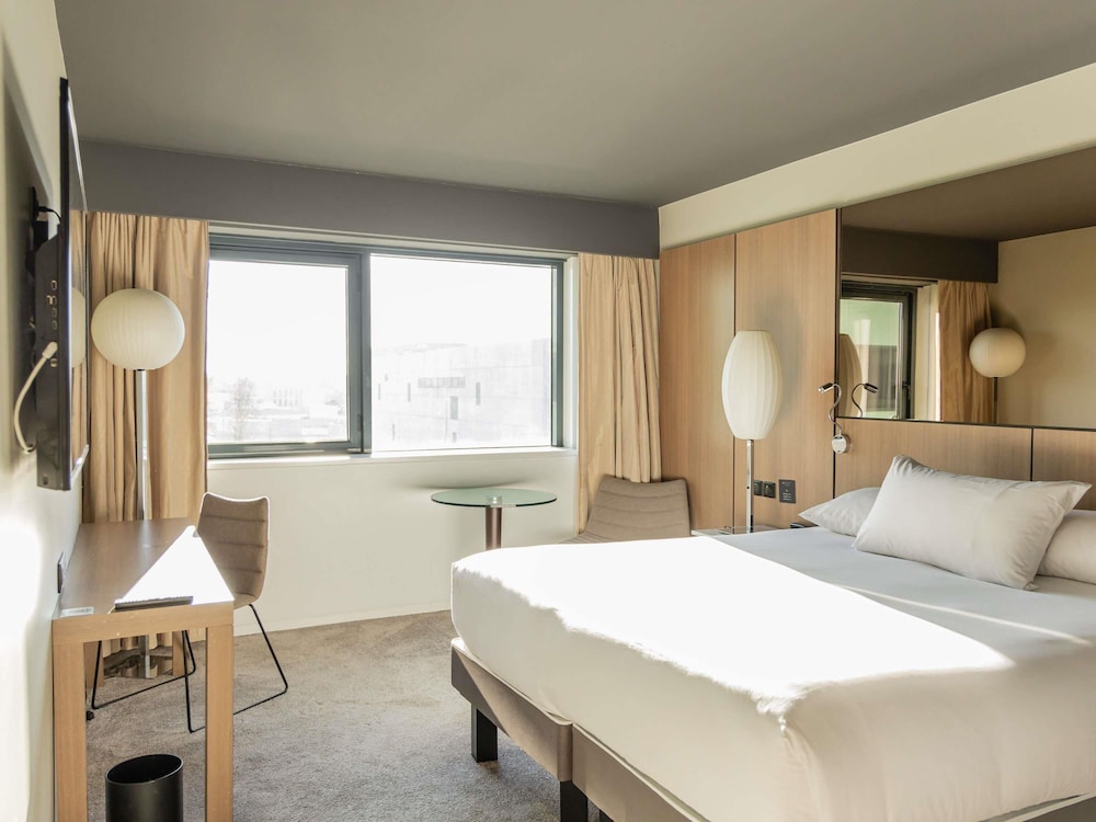DELUXE, KING BED
