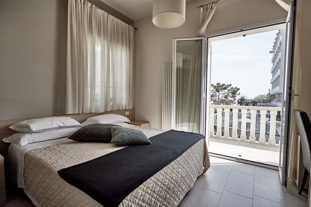 Rouge Hotel International 13/50