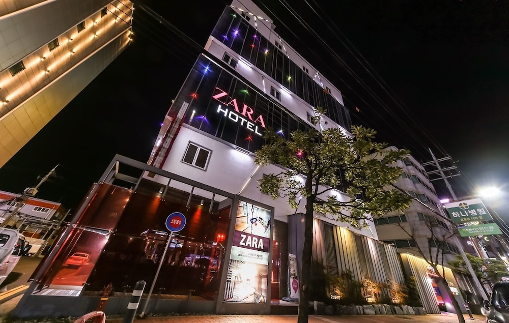Zara Motel 4/68