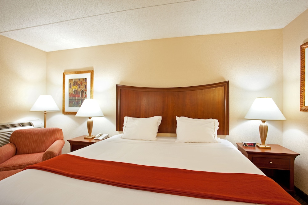 Holiday Inn Express Milwaukee West Medical Center 23/59