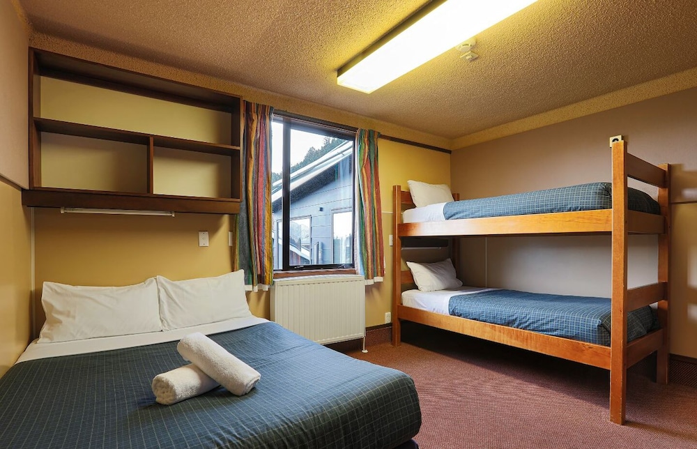 STANDARD, MULTIPLE BEDS, SHARED BATHROOM
