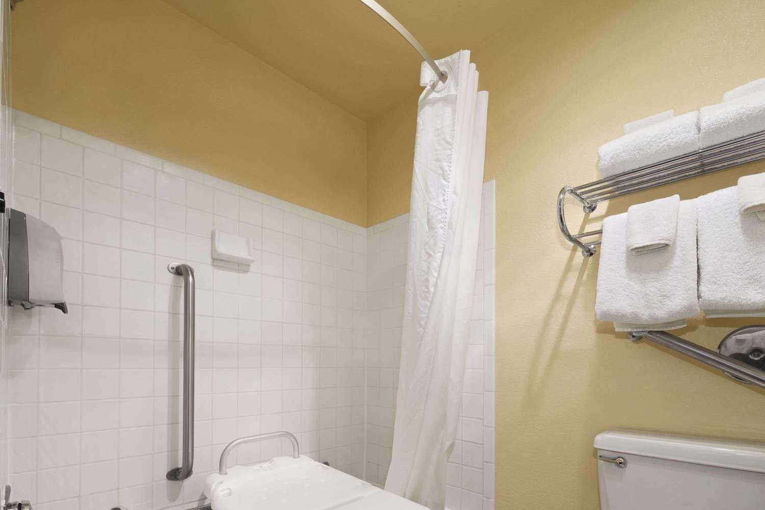 Days Inn & Suites by Wyndham Stevens Point 33/33
