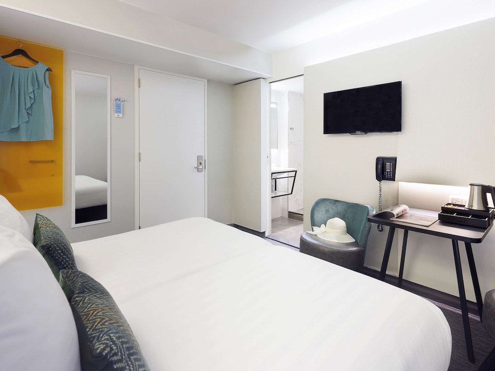 ROOM, TWIN BEDS
