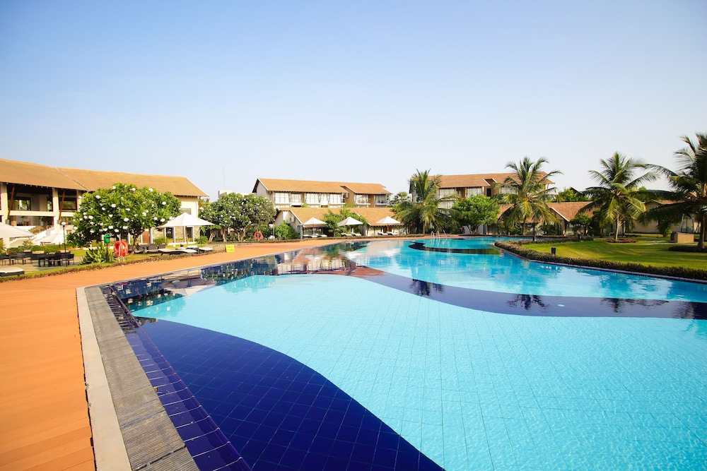 The Calm Resort and Spa 28/50