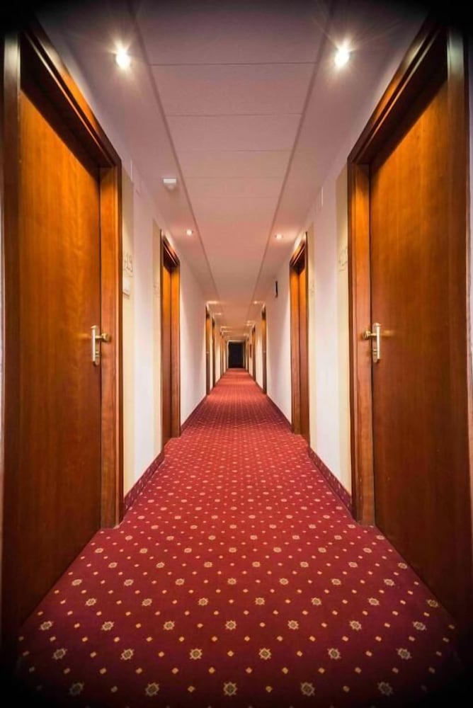 Everest Hotel 6/41