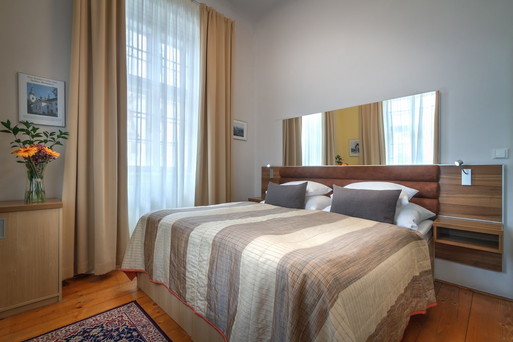Monastery Hotel 31/89