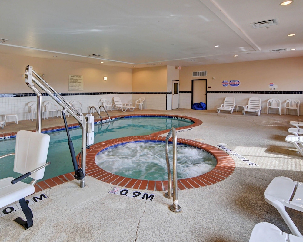 Quality Suites Near Cedar Creek Lake Mabank, TX 18/42
