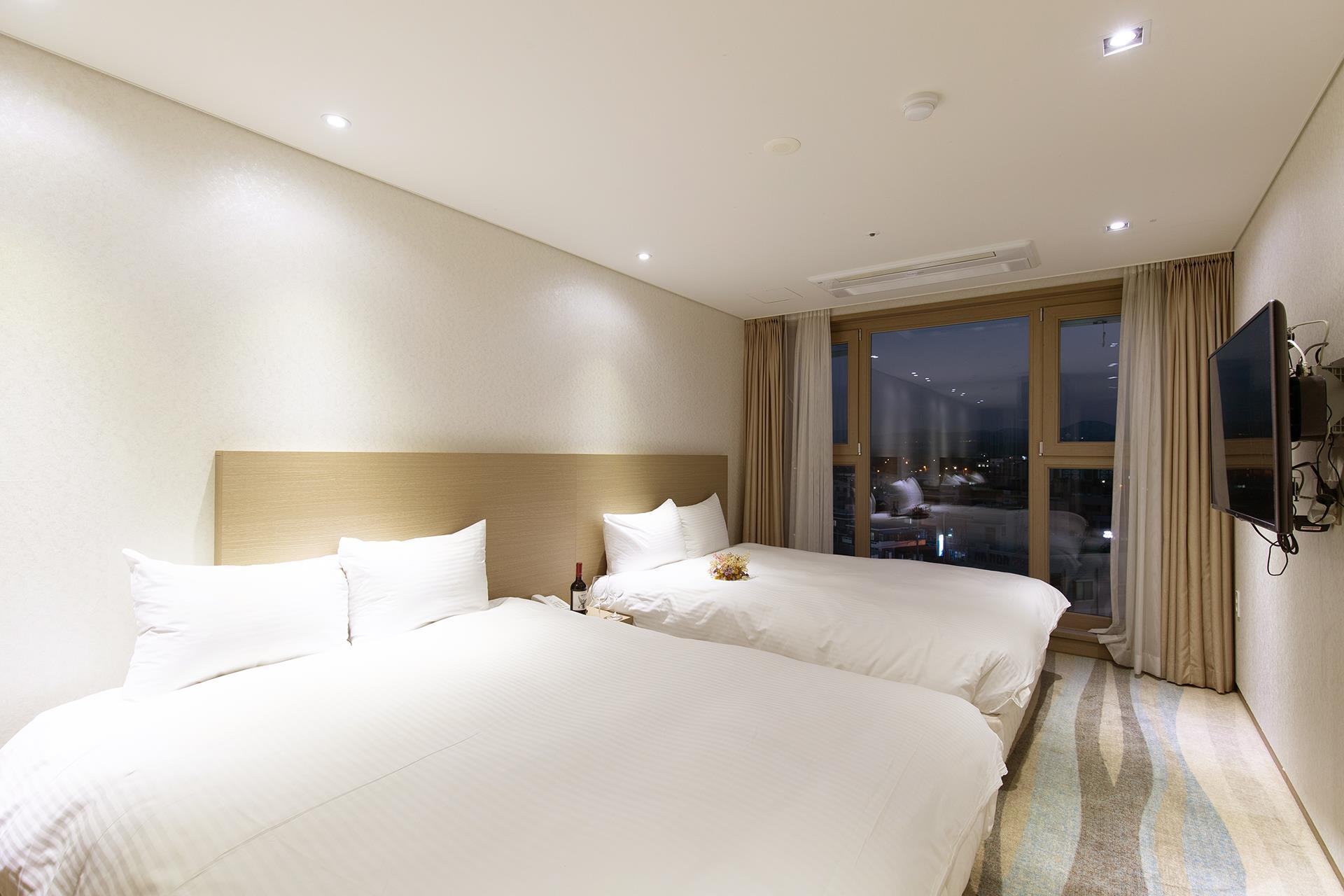 Hollywood, 2 Double Beds, Mountain View