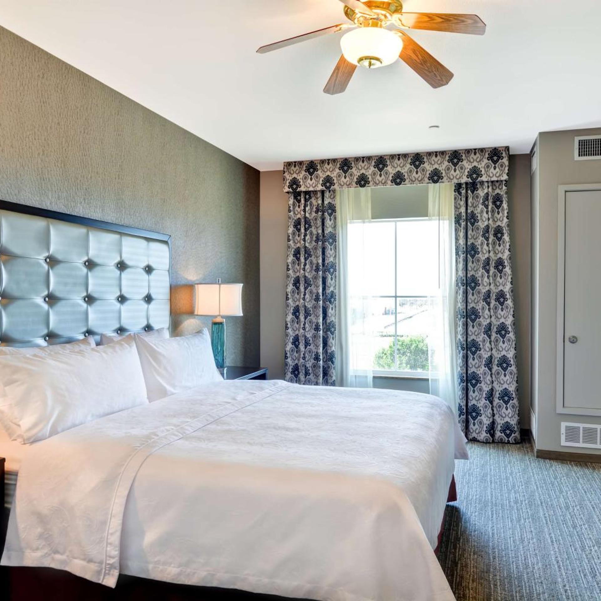 1 Bedroom, Suite, King Bed, Sofa