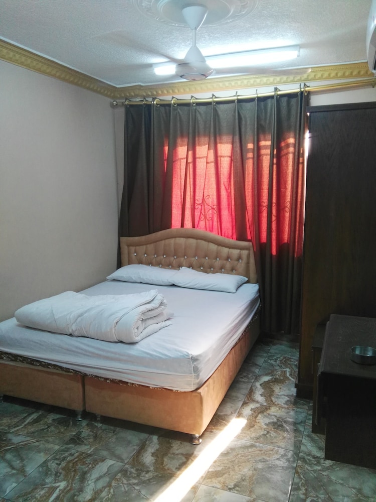 ROOM, DOUBLE OR TWIN BED, PRIVATE BATHROOM