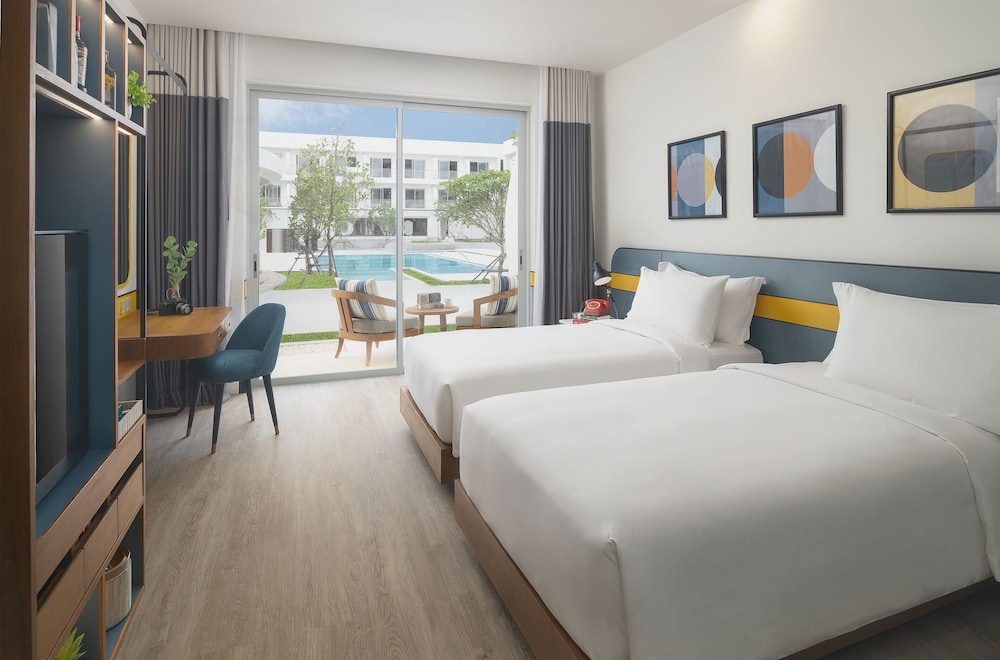 Funky, King Bed, Pool Side
