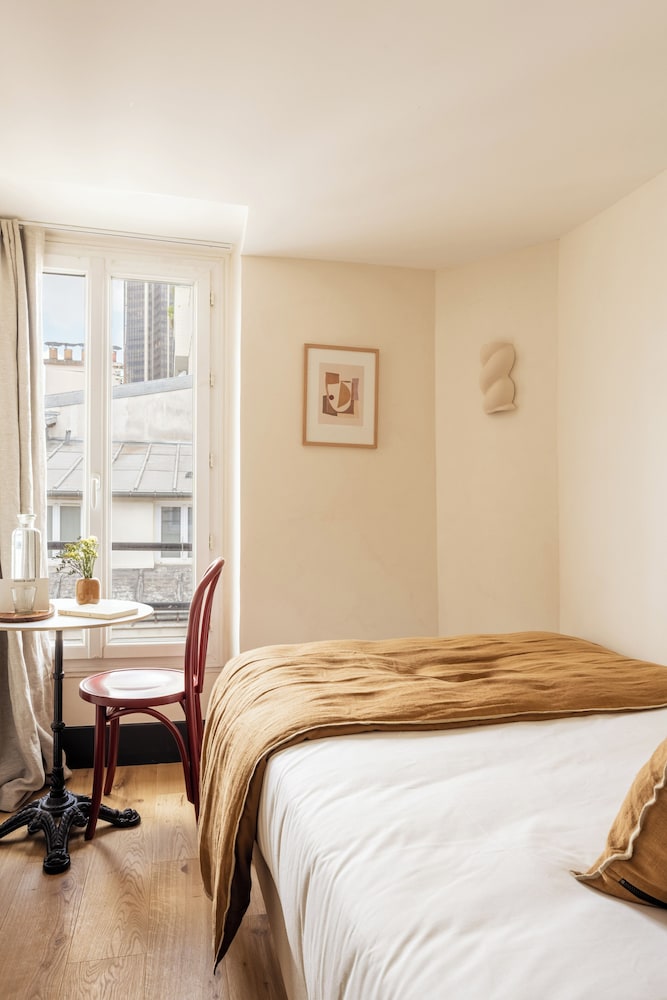 ROOM, SINGLE