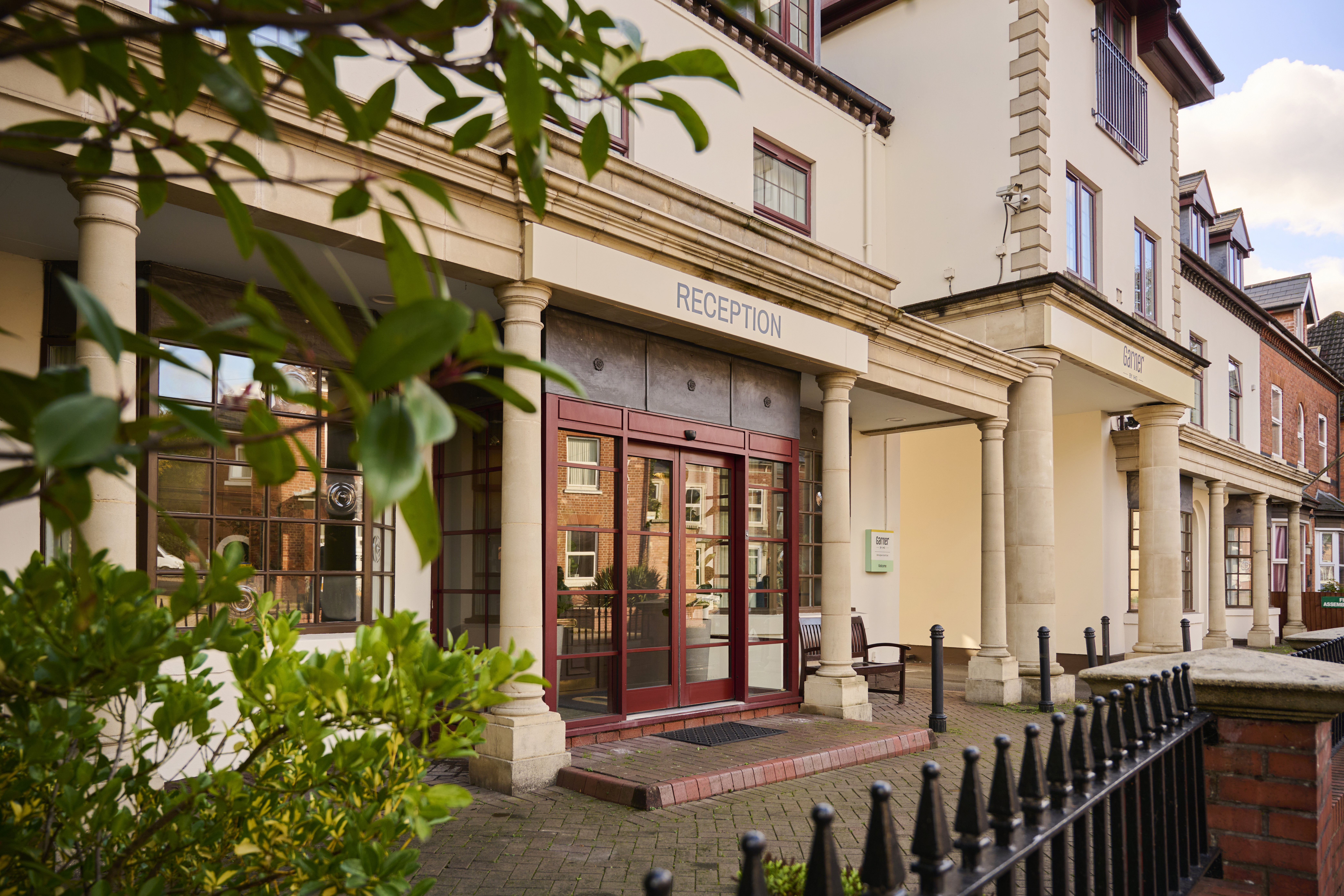 Bridge House Hotel 49/51