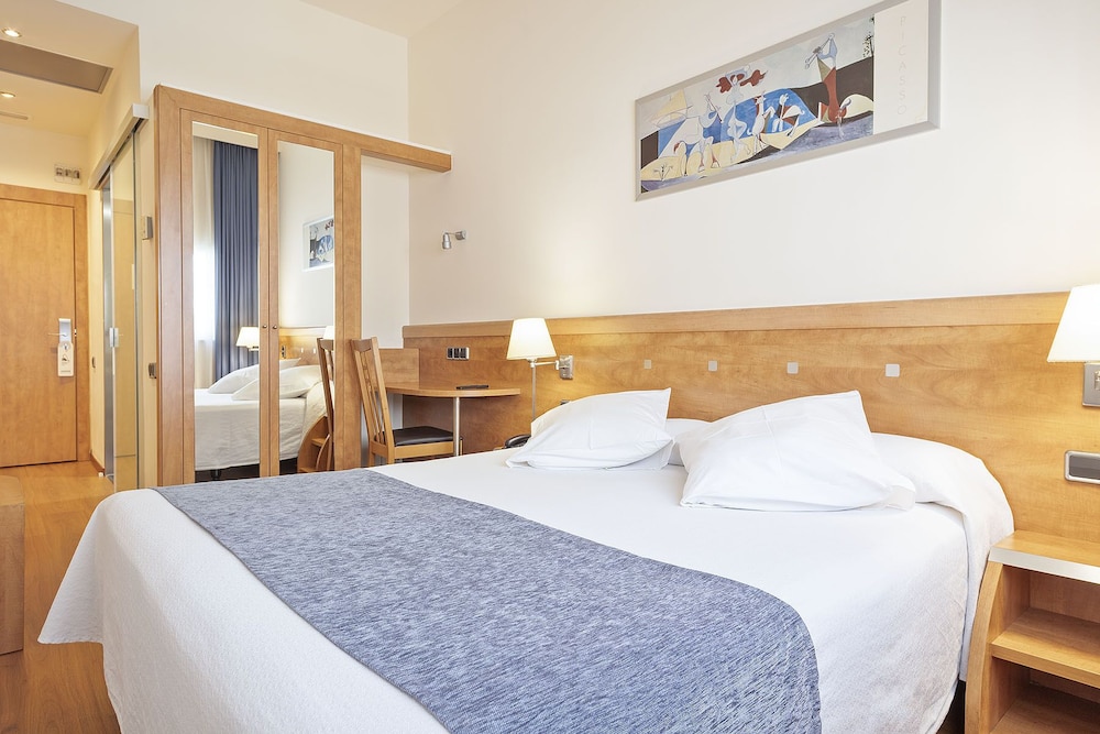 ROOM, DOUBLE OR TWIN BED