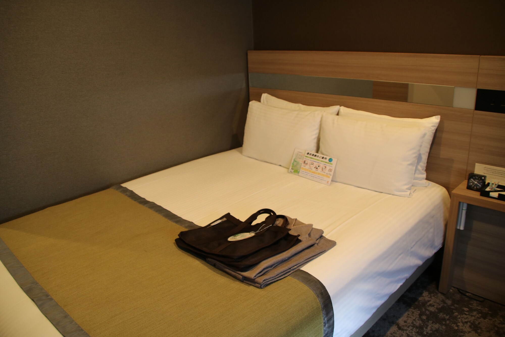 SEMI ROOM, SEMI DOUBLE BED