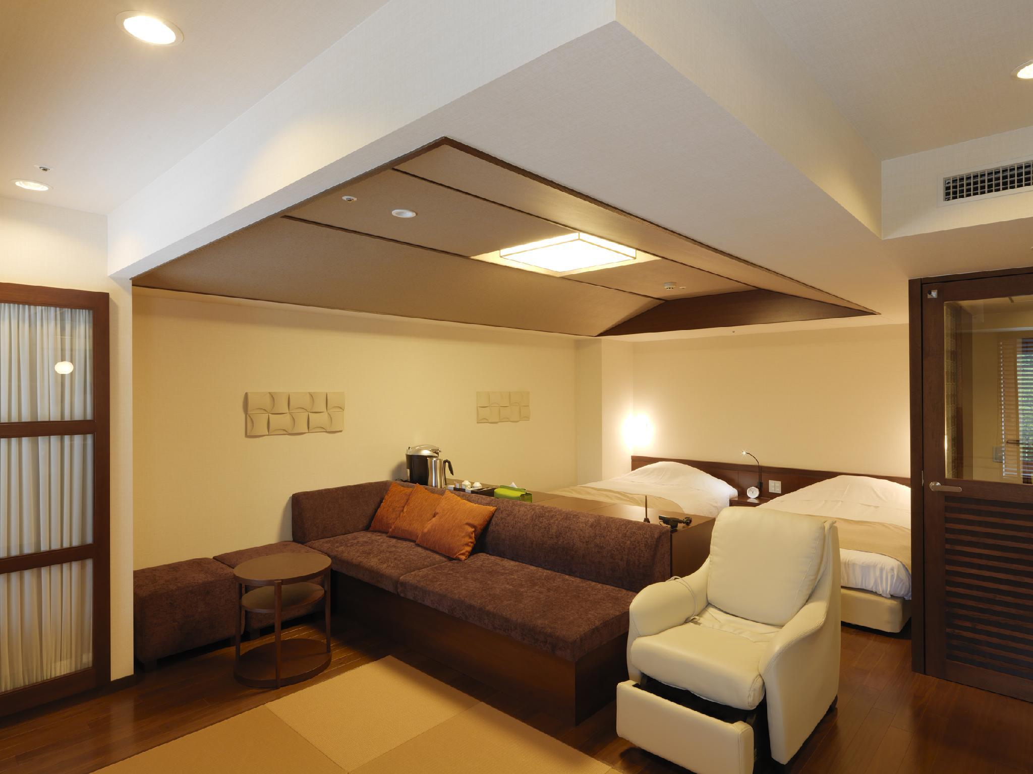 غرفة يابانية غربية بسريرين منفصلين وفرشتي فوتون، Jozankei Tsuruga Resort Spa MORI no UTA 2/2
