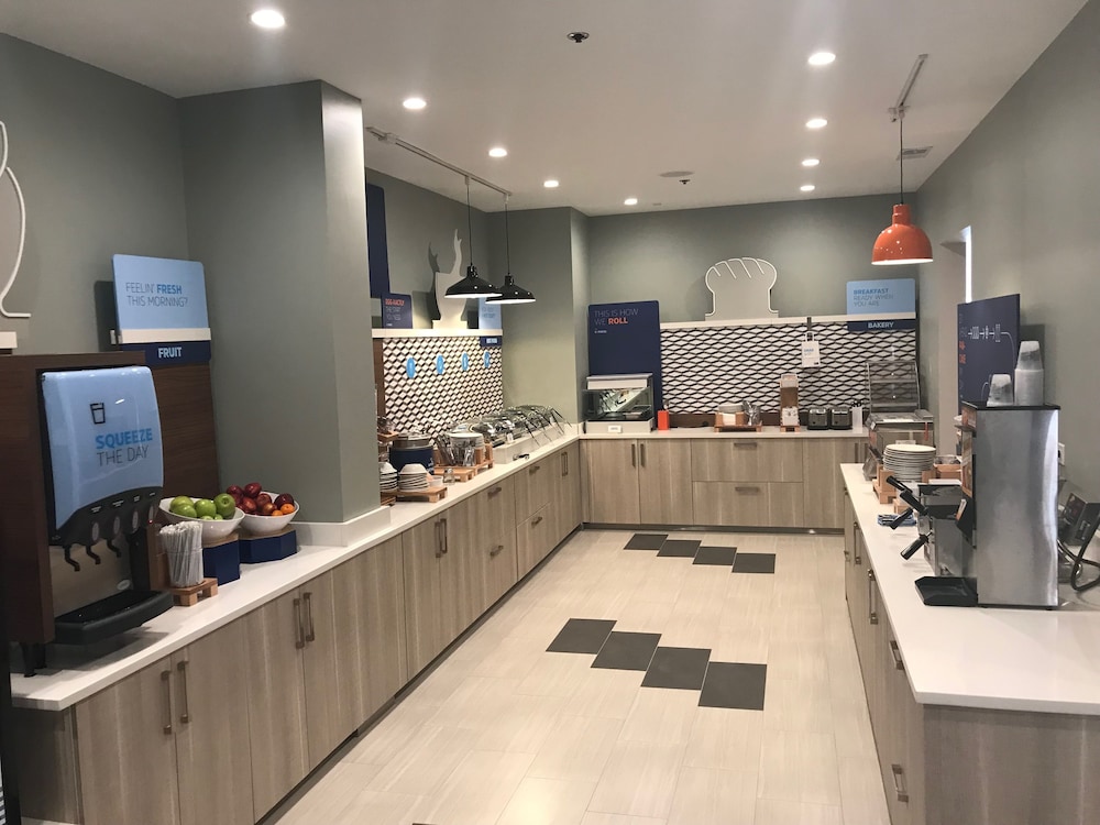 Holiday Inn Express Naperville 12/69