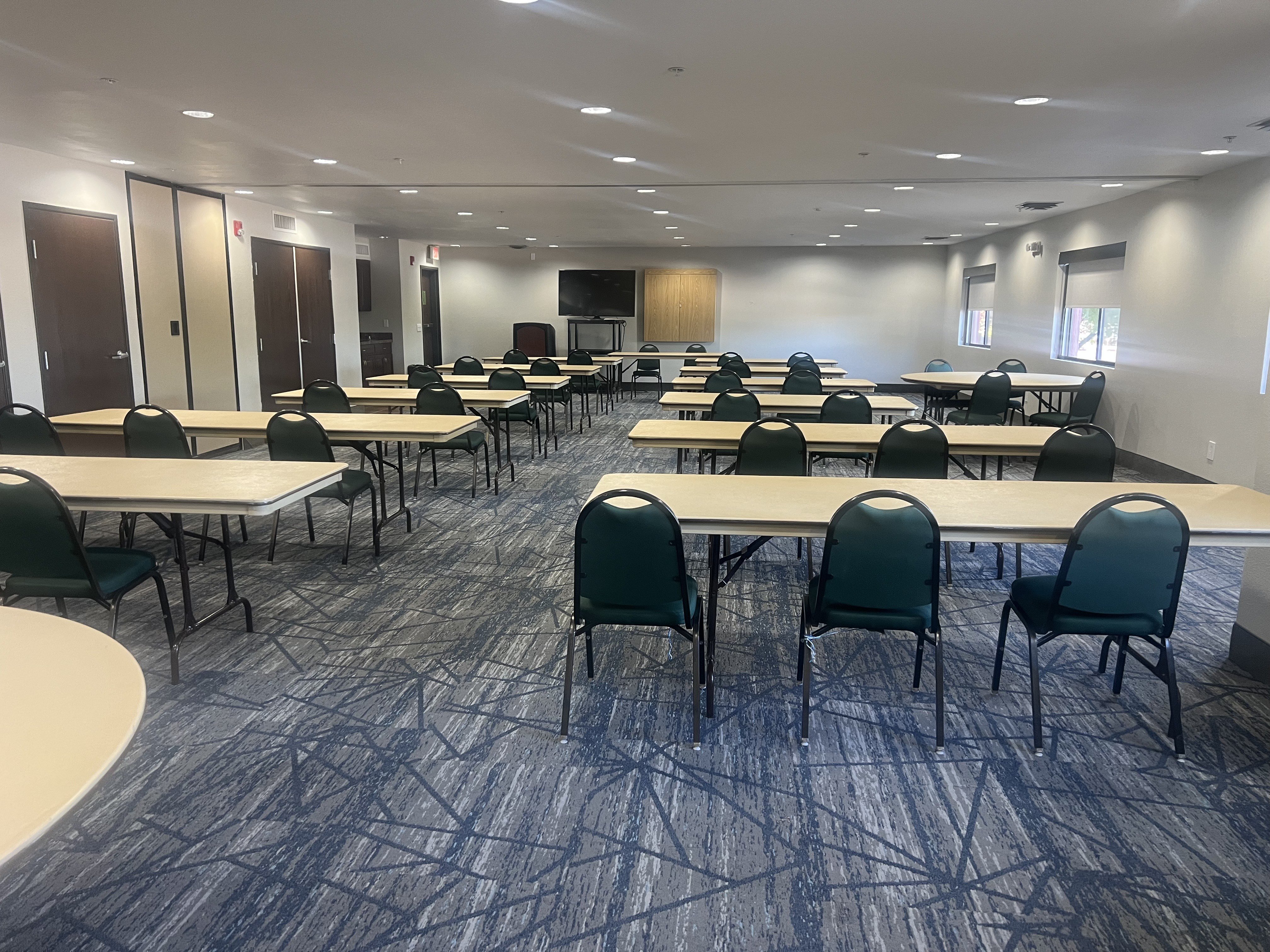 Holiday Inn Express Show Low 39/47