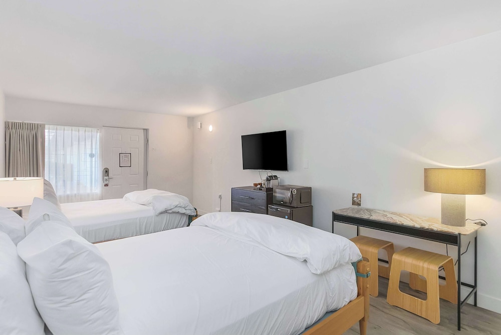 2 Queen Beds = 2 Queen Beds, Courtyard View, Non-Smoking - UG1