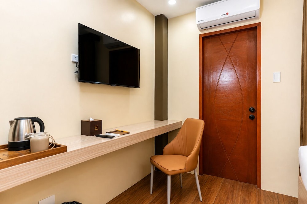 Hollywood Hotel Puerto Princesa 60/66