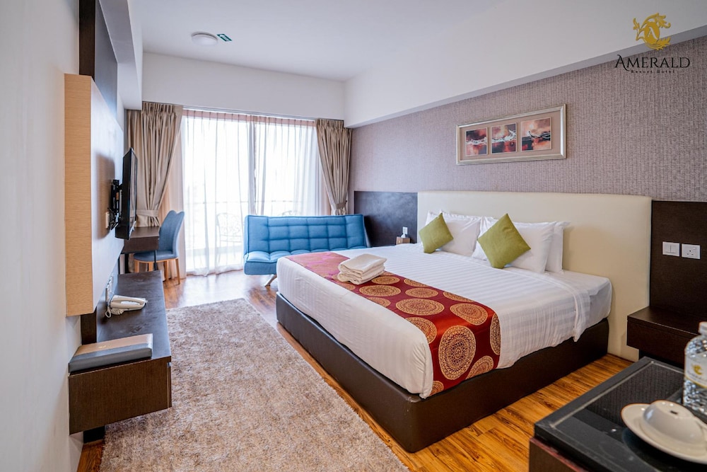 DELUXE, KING BED
