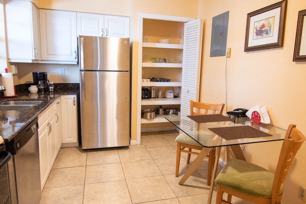 PALM BEACH WATERFRONT SUITES 40/67