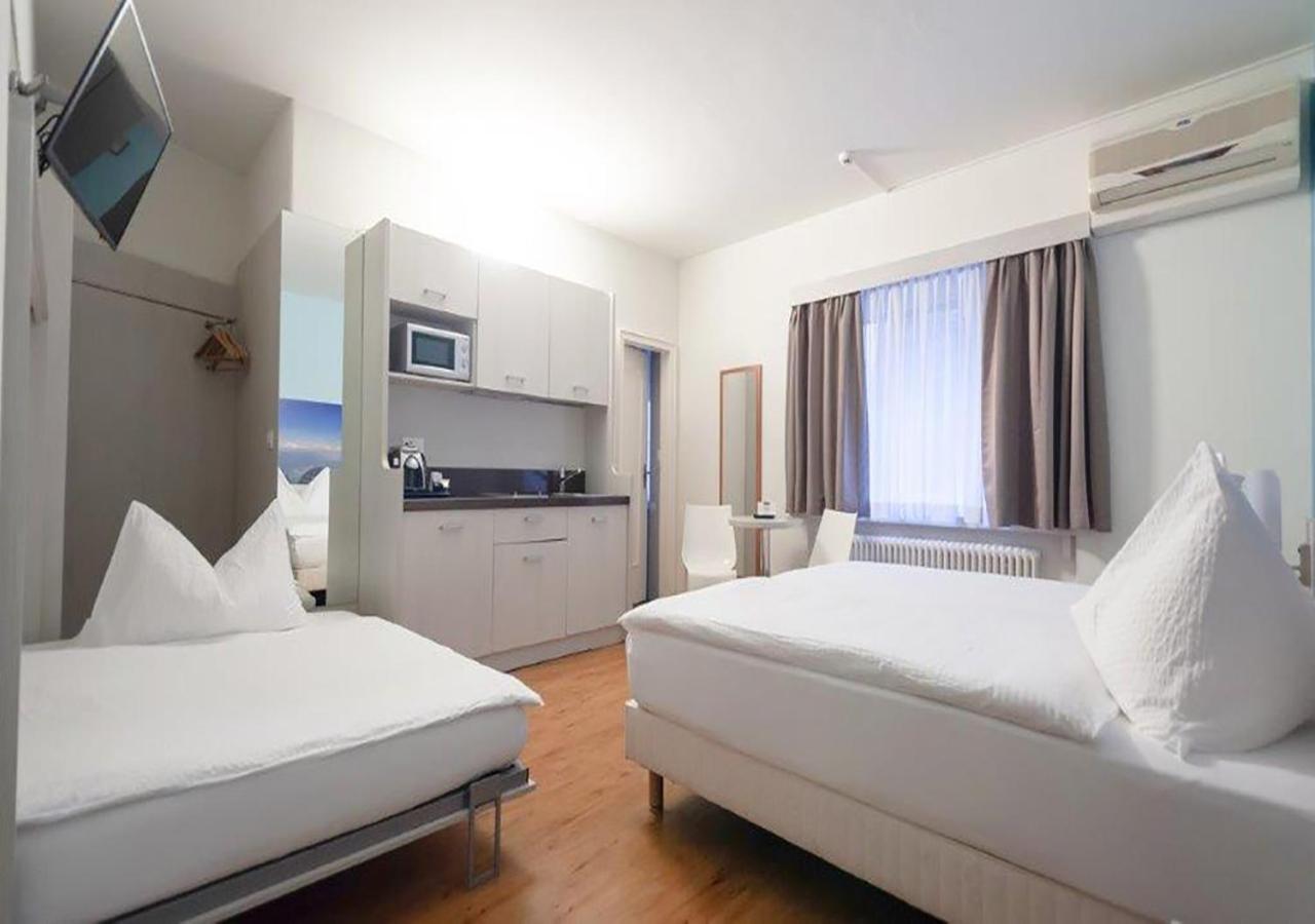 studio, kitchenette