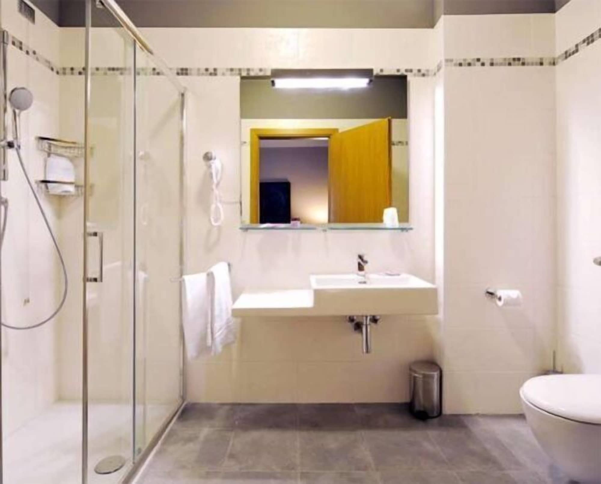 جناح جونيور بسرير كينج، M14 Hotel 4/4