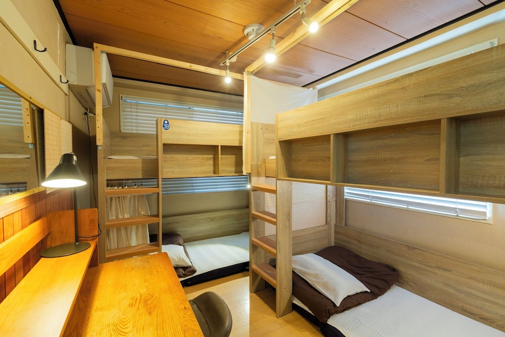 FEMALE DORM, FEMALE ONLY, SHARED BATHROOM