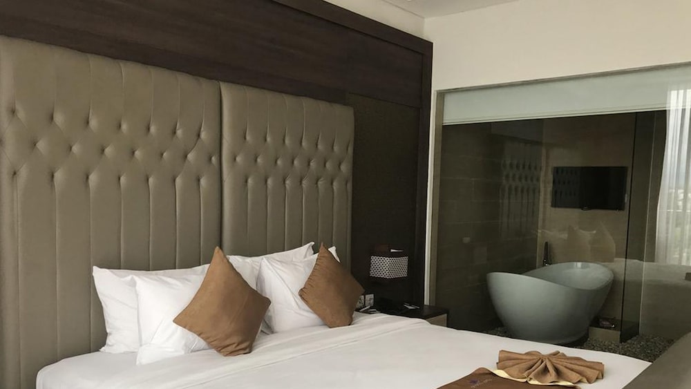 Crystal Lotus Hotel 22/63