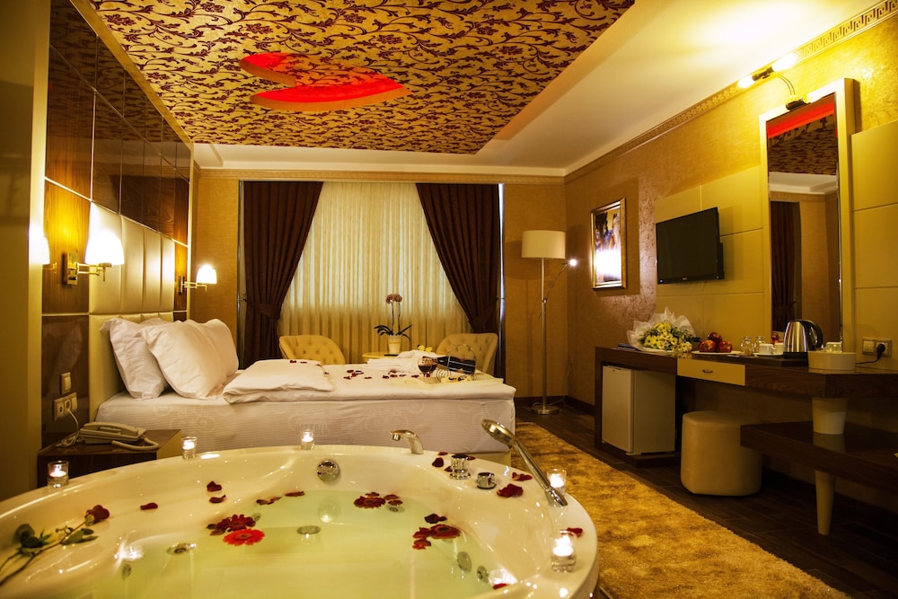 DELUXE, SUITE, JETTED TUB
