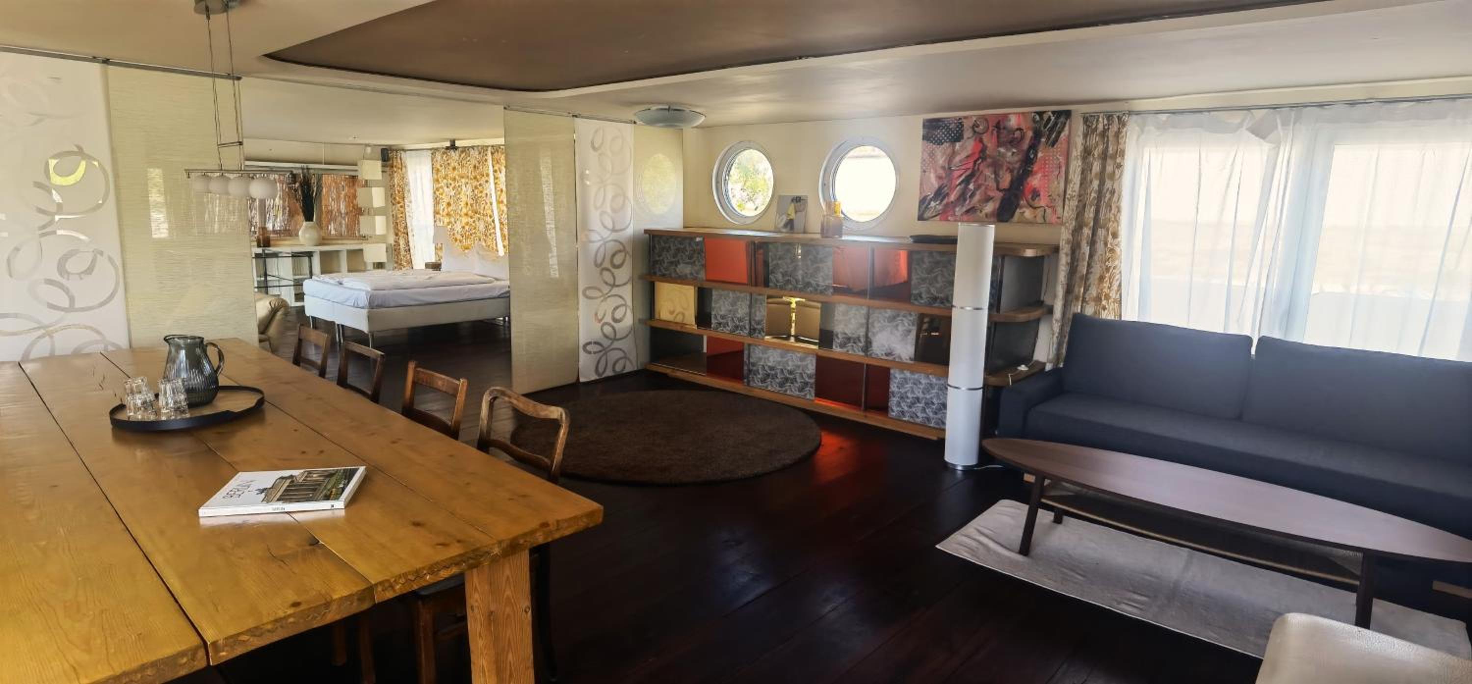 Eastern Comfort Hotel & Hostelboat 38/58