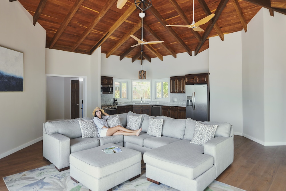 Hatchet Caye Resort 17/50