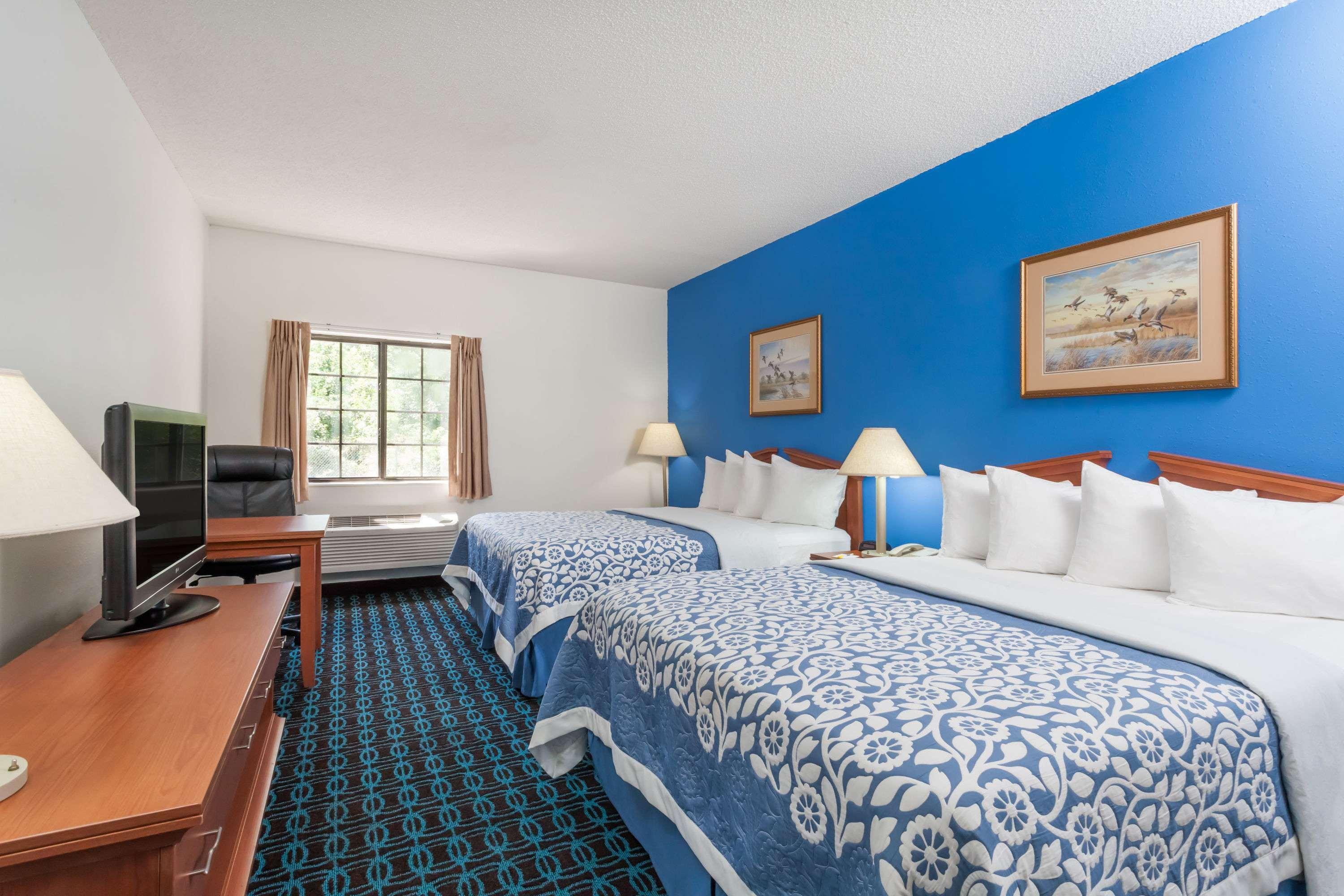 Days Inn & Suites by Wyndham Cambridge 7/30