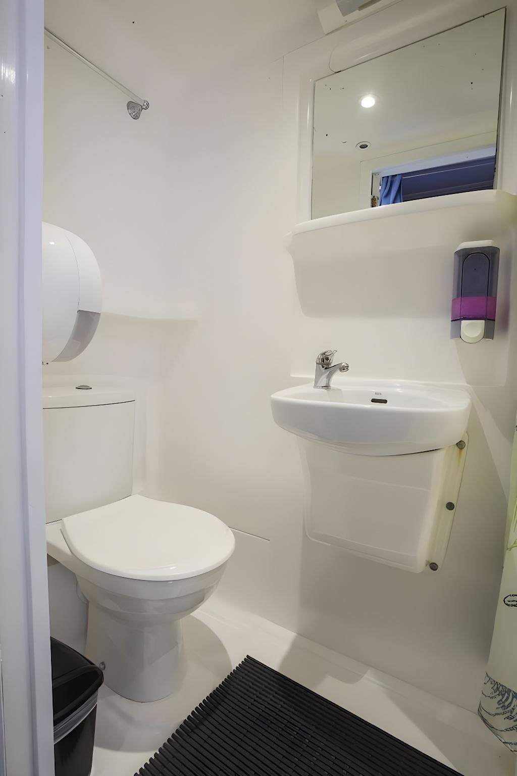 Private, Mixed Dorm, 6 Beds