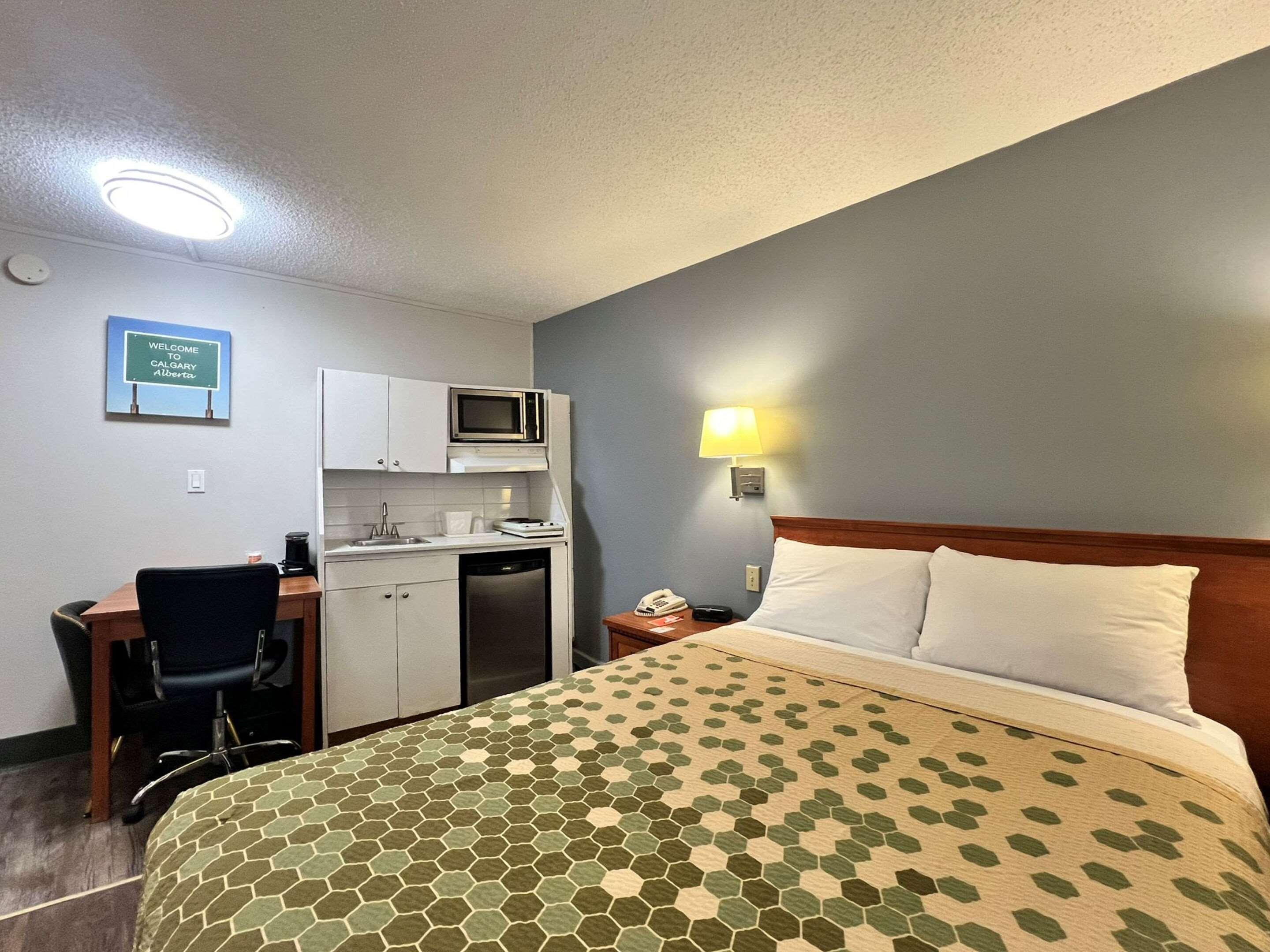 ROOM, QUEEN BED