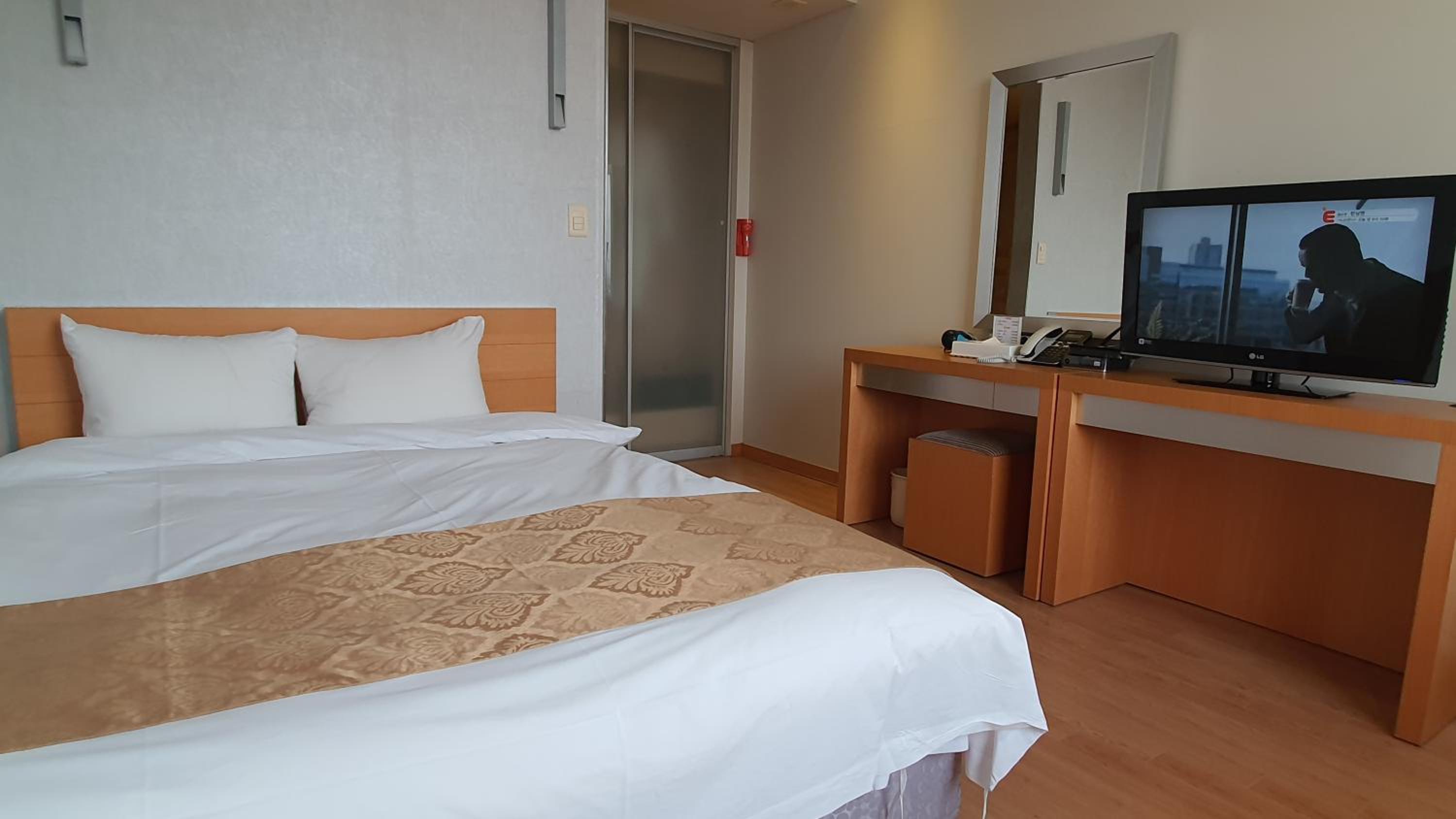 DELUXE, DOUBLE BED
